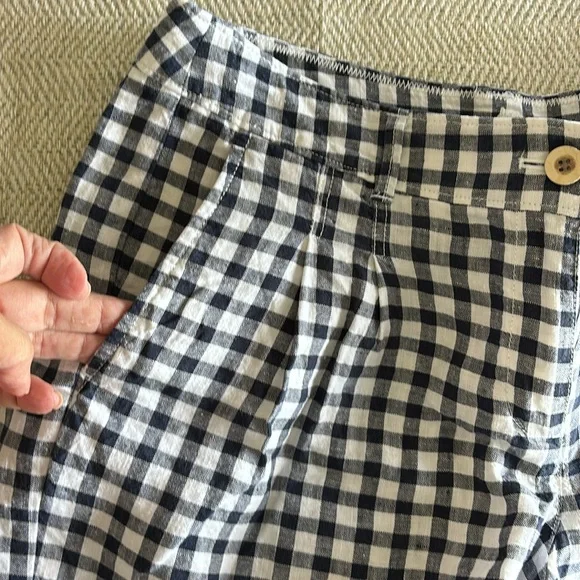 Tommy Bahama 100% linen black-and-white shorts, perfect condition size 6 ๐ - Picture 4 of 5